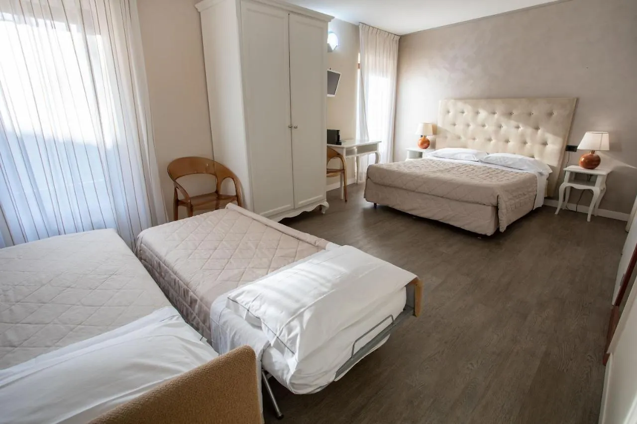 Hotel Degli Oleandri Sirmione 3*,