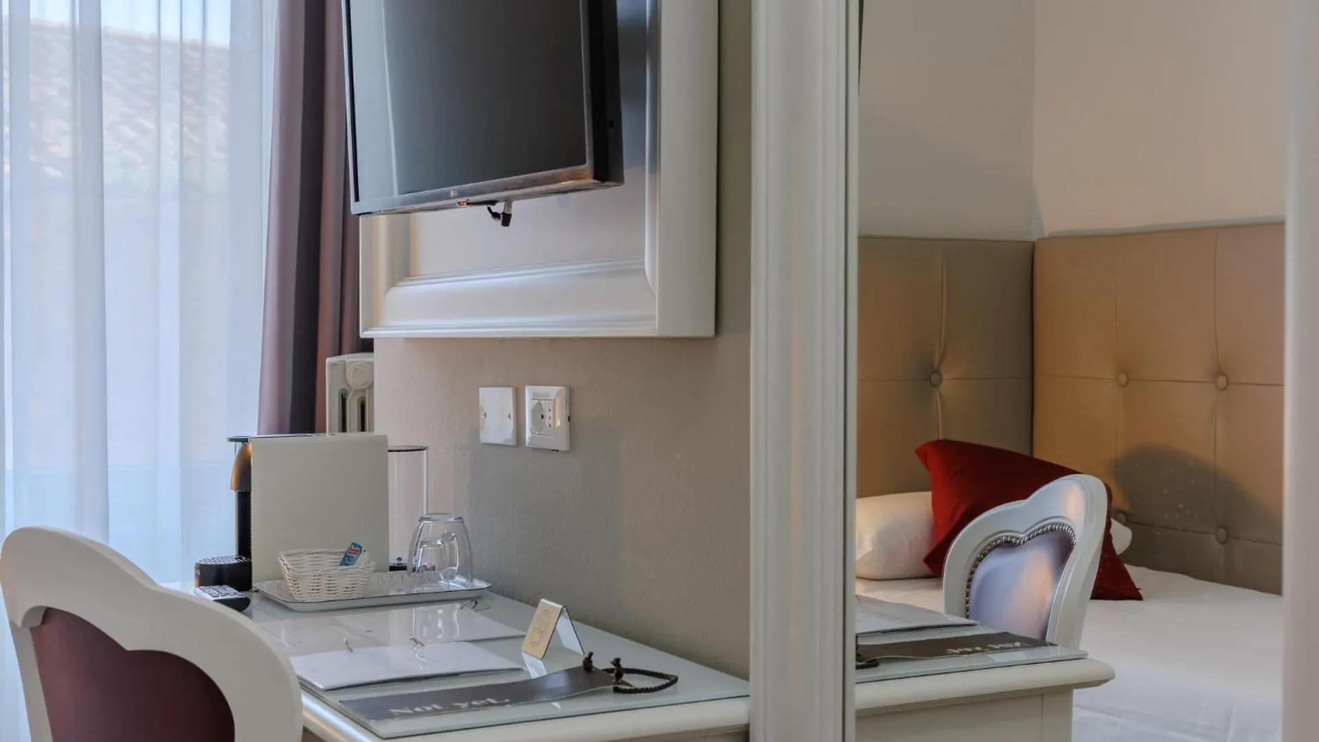 Hotel Degli Oleandri 시르미오네 3*,  이탈리아